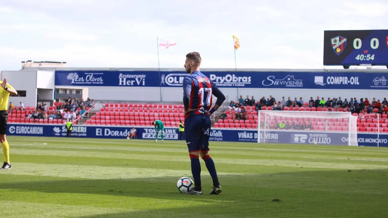 Vadillo atento antes de botar una de las faltas en el encuentro frente al Sevilla Atl&eacute;tico | Foto: Miguel Rodellar