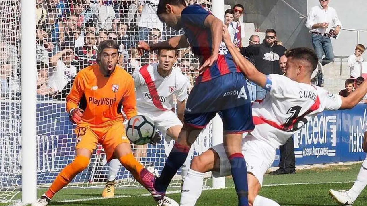 Aguilera pisa el &aacute;rea peque&ntilde;a y arma la pierna izquierda para buscar un hueco por donde meter la bola en la poblada porter&iacute;a del Sevilla Atl&eacute;tico / Foto: C. Pascual