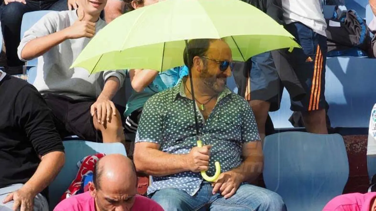 Un aficionado en El Alcoraz se protege del sol en el partido ante el Sevilla Atl&eacute;tico | Foto: C.Pascual