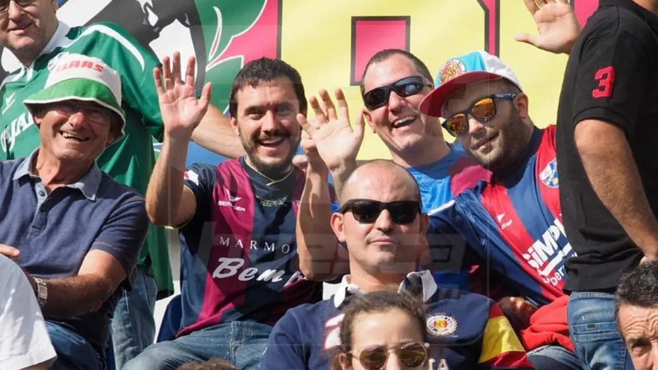 Los seguidores azulgranas apoyando al equipo | Foto: C.Pascual