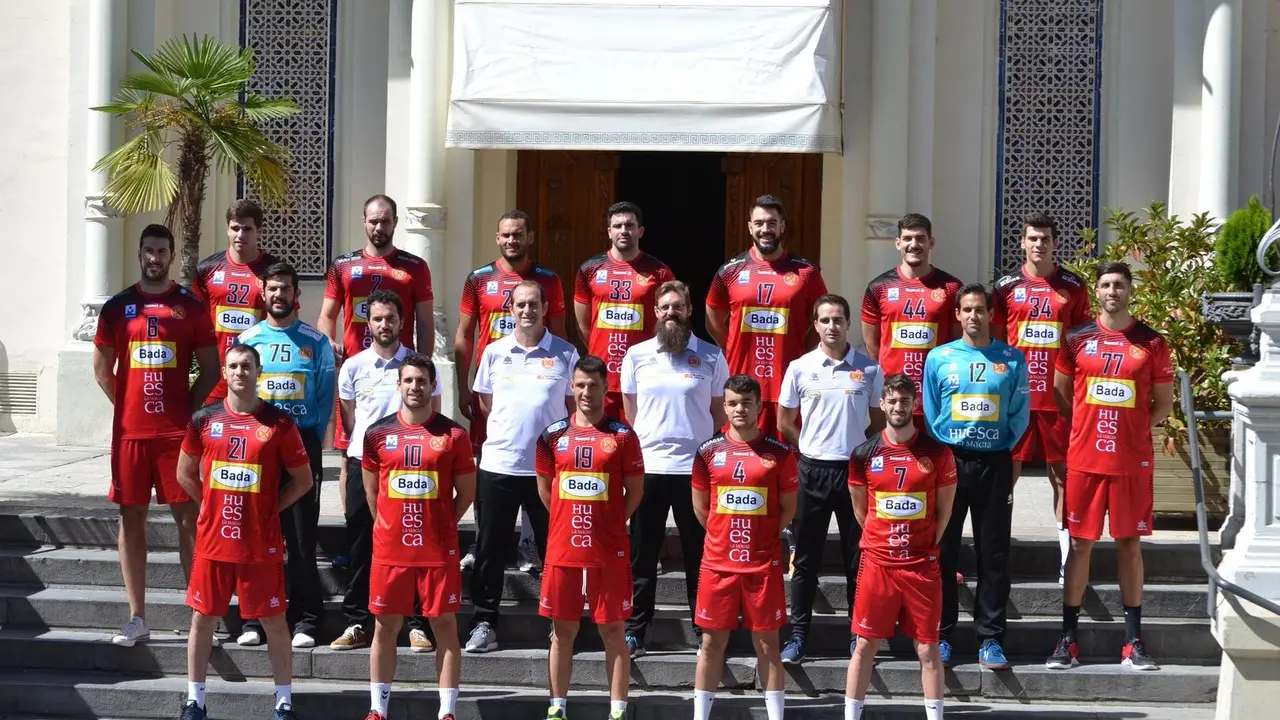 Jugadores y t&eacute;cnicos del Bada Huesca, esta ma&ntilde;ana, posaron para la foto oficial de la temporada. Foto: Sporthuesca 