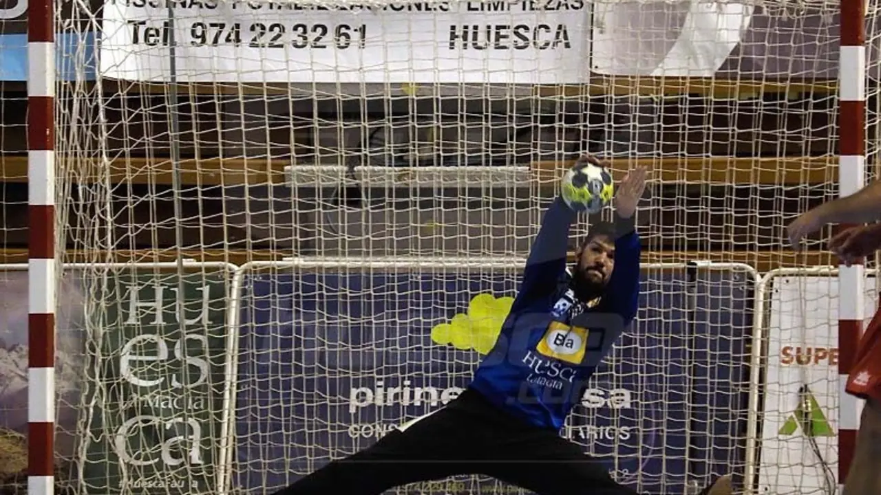 Arguillas para una bola dif&iacute;cil en el partido contra el FC Barcelona de la pasada jornada en el Palacio de los Deportes. Foto: C. Pascual