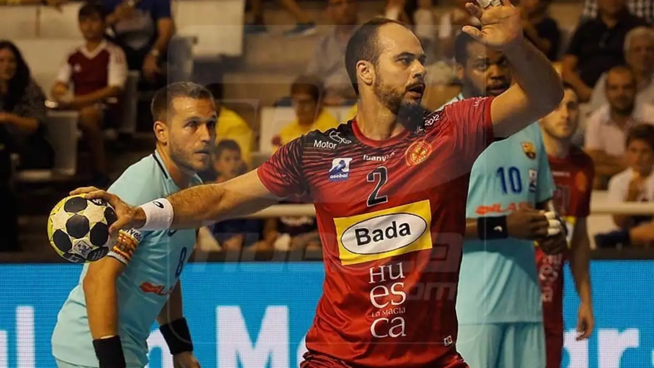Teixeira, en uno de los partidos defendiendo el escudo del Bada Huesca contra el FC Barcelona. Foto: C. Pascual
