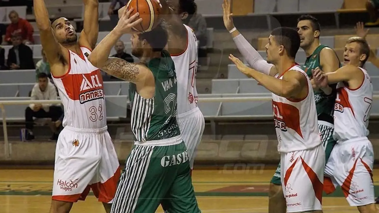 Van Wijk busca salir de un bloqueo de dos jugadores de Manresa el pasado mes de septiembre, en pretemporada | Foto: C. Pascual