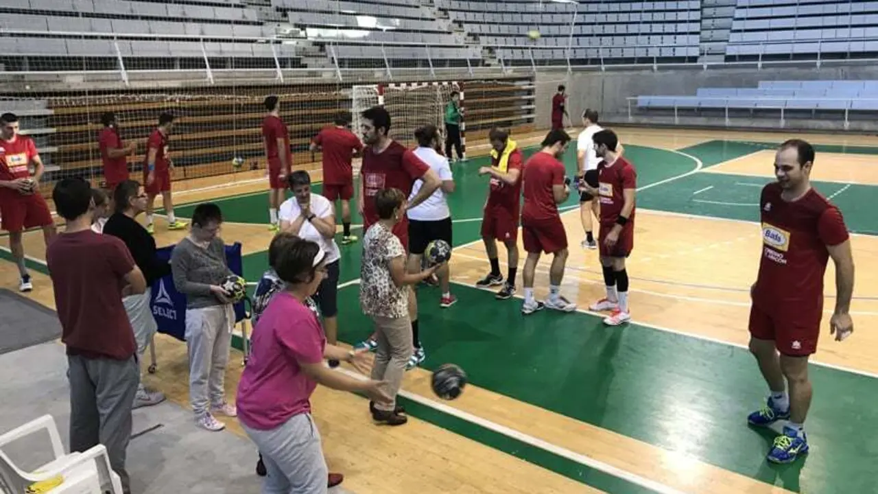 Representaci&oacute;n de los usuarios de Atades en el entrenamiento de hoy del Bada Huesca | Foto: BM Huesca