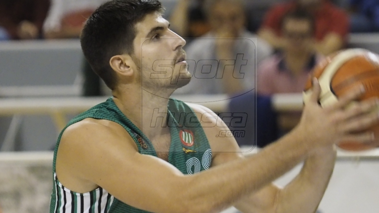 Agust&iacute; Sans se dispone a lanzar un tiro libre | Foto: C.Pascual