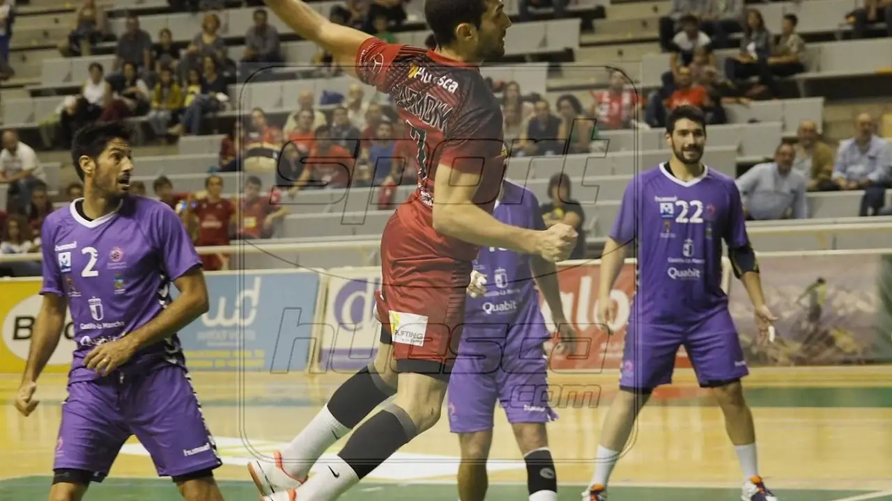 Carmona durante uno de los lanzamientos a Hombrados en el partido contra Guadalajara. Foto: C.Pascual