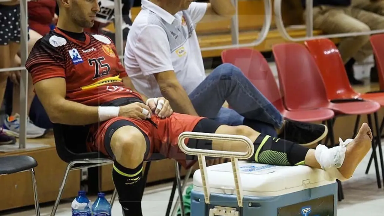 Marco Mira, pensativo en el banquillo del Bada ve el partido contra el Guadalajara, tras lesionarse en su tobillo izquierdo. Foto: C. Pascual