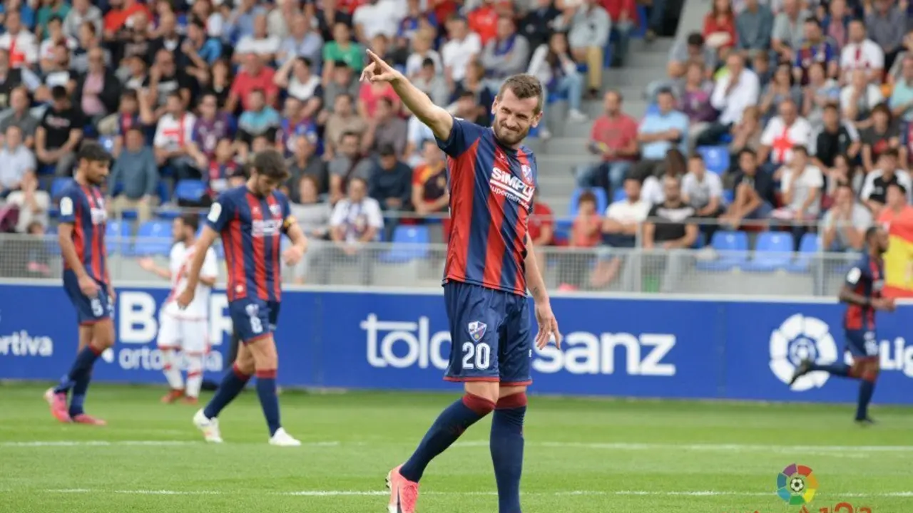 El azulgrana Brezancic causar&aacute; baja en Almer&iacute;a. Alexander, Akapo o Rulo pueden suplirle | Foto: LFP