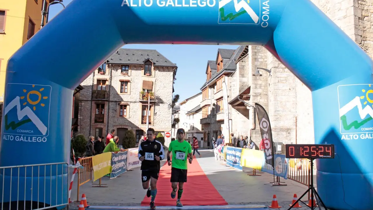 Dos corredores entran en meta en la primera edici&oacute;n de la CxM Panticosa. Foto: Panticosa Esqu&iacute; Club