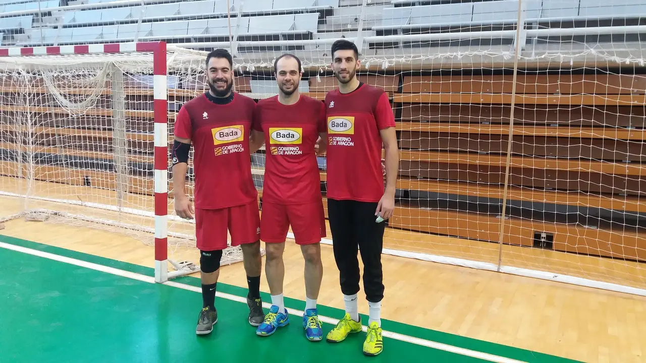 De izquierda a derecha Carr&oacute;, Teixeira y Bonanno tras el entrenamiento de esta ma&ntilde;ana. Foto: Sporthuesca.com