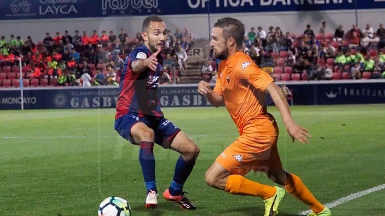 El Huesca necesit&oacute; a Ferreiro para contener el costado | Foto: C.Pascual