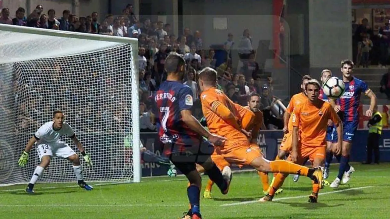 Ferreiro central un bal&oacute;n al &aacute;rea del Reus en el partido de la primera vuelta en El Alcoraz | Foto: C. Pascual