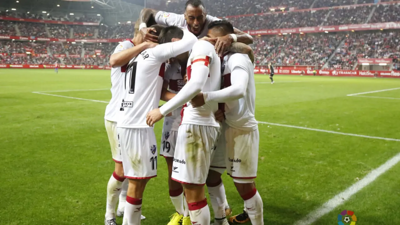 Los jugadores del Huesca celebran el gol ante el Sporting en El Molin&oacute;n | Foto: LFP