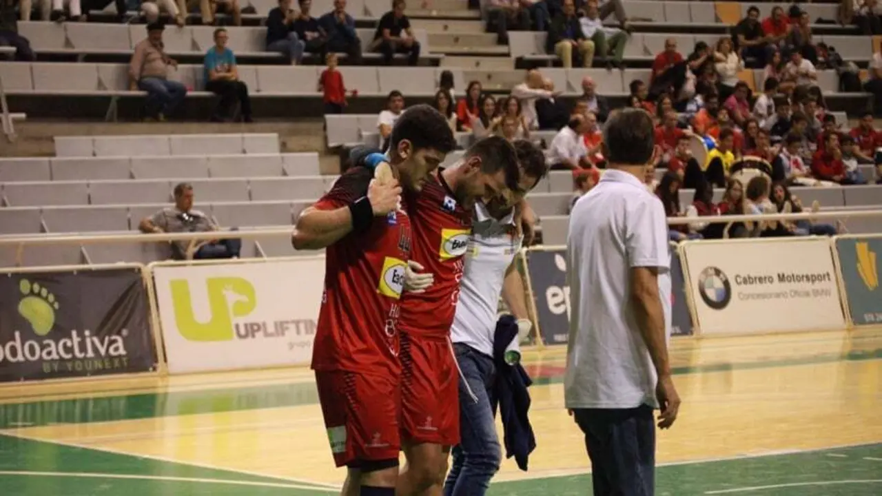 Eloy se retira lesionado tras firmar una gran contra que puso el 25-19 en el marcador. Foto: Miguel Rodellar
