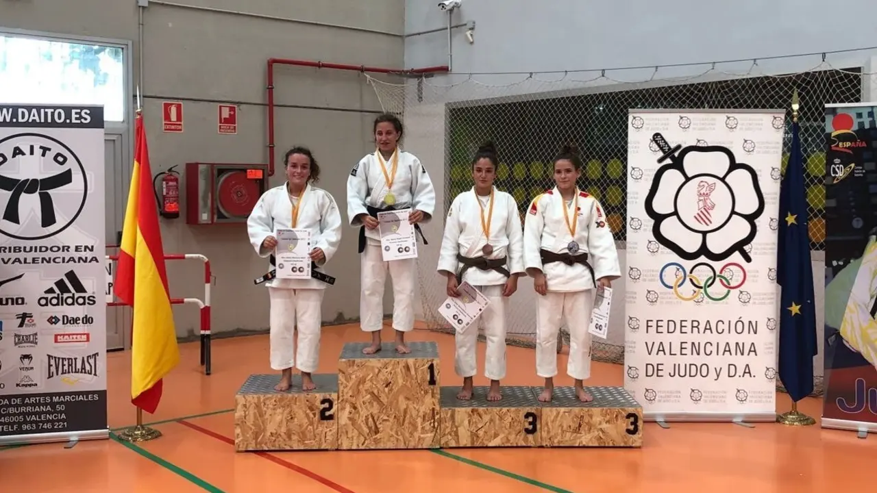 Bel&eacute;n (izquierda) en el podio de la Copa de Espa&ntilde;a. | Foto: Escuela de Judo Samurai