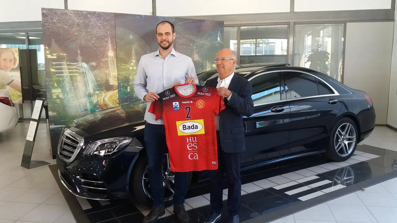 Teixeira con Javier Charte posan delante de uno de los coches de lujo de Motor 2002. Foto: Sporthuesca