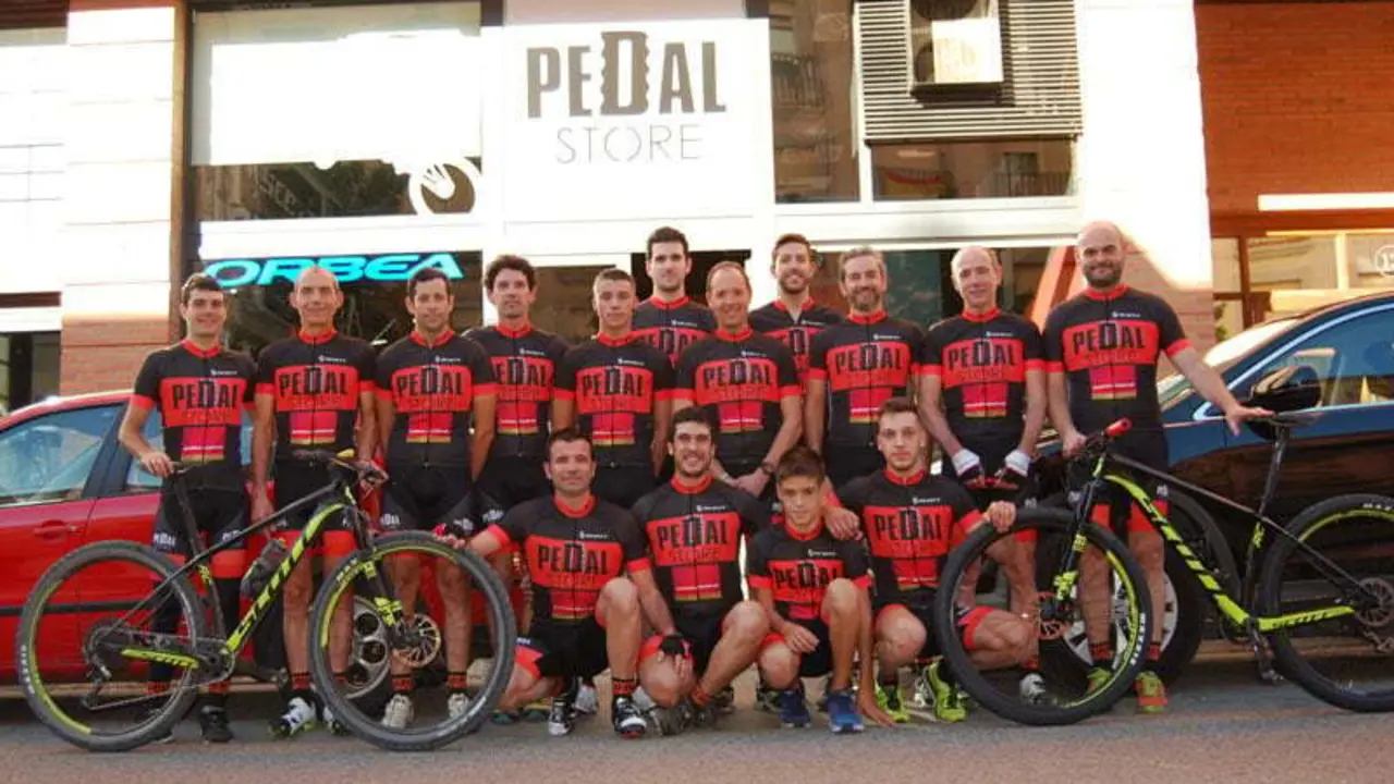 Foto de familia del equipo Pedal Store.