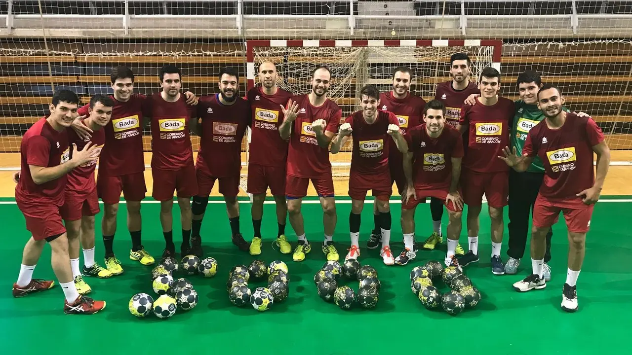 El equipo posa con el alusivo objetivo de conseguir el gol 5.000 del BM Huesca en Asobal. Foto: BM Huesca