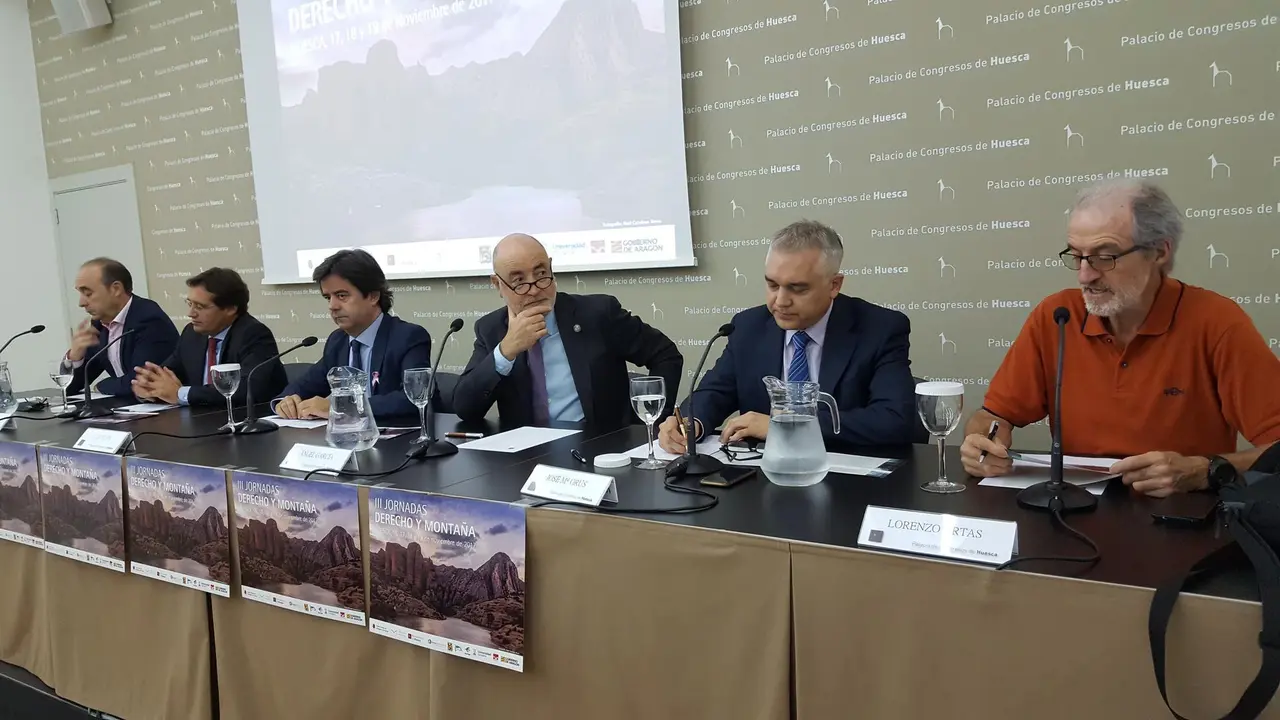 Imagen de la rueda de prensa donde se ha dado a concoer el programa de la jornada Derecho y Monta&ntilde;a que se va a celebrar en Huesca. Foto: Sporthuesca