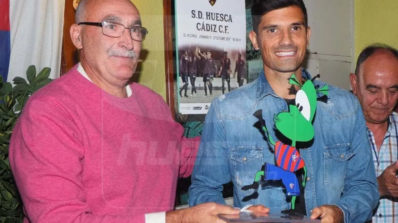 Aguilera recibiendo el trofeo de manos de Fernando Lobera presidente de la pe&ntilde;a / Foto: C.Pascual