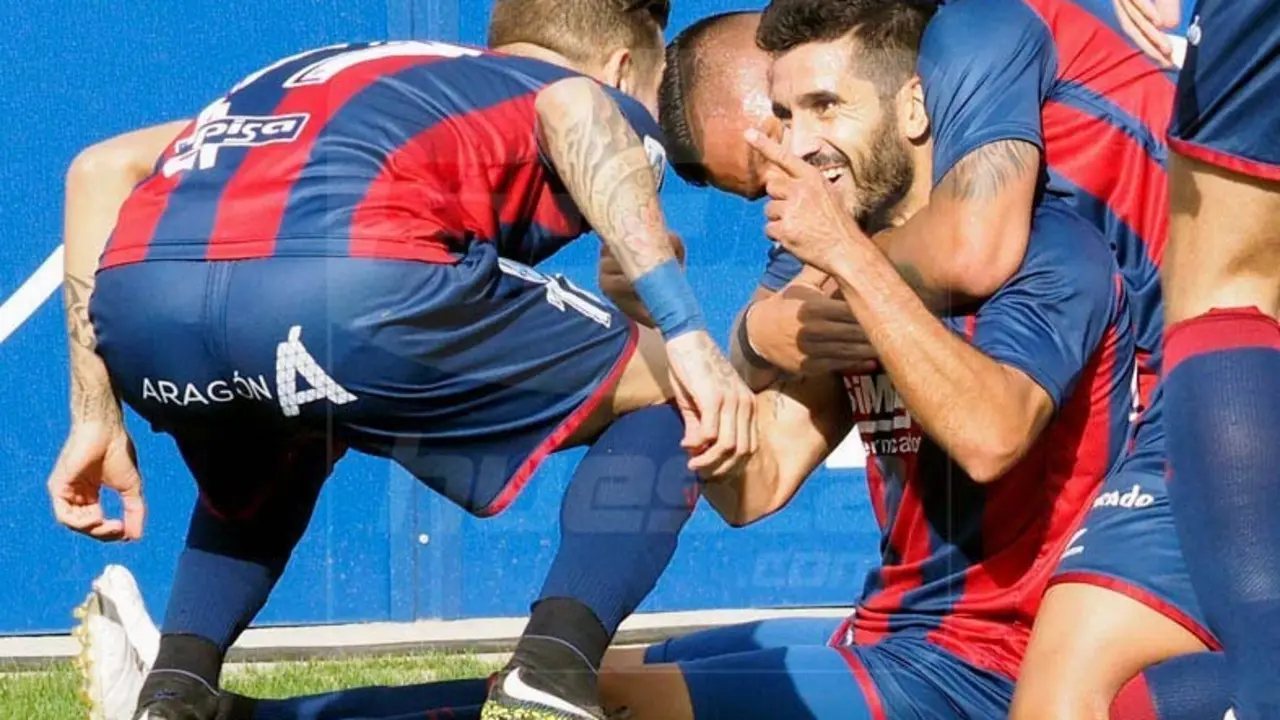 Sastre celebra el gol junto a sus compa&ntilde;eros | Foto: C.Pascual