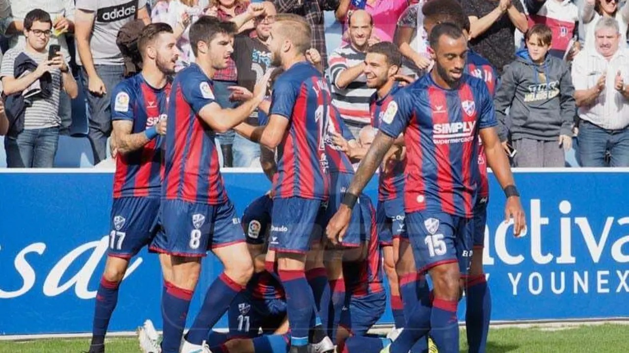 Los jugadores de la SD Huesca celebran el gol que les dio la victoria ante el C&aacute;diz en la ida | Foto: C.Pascual