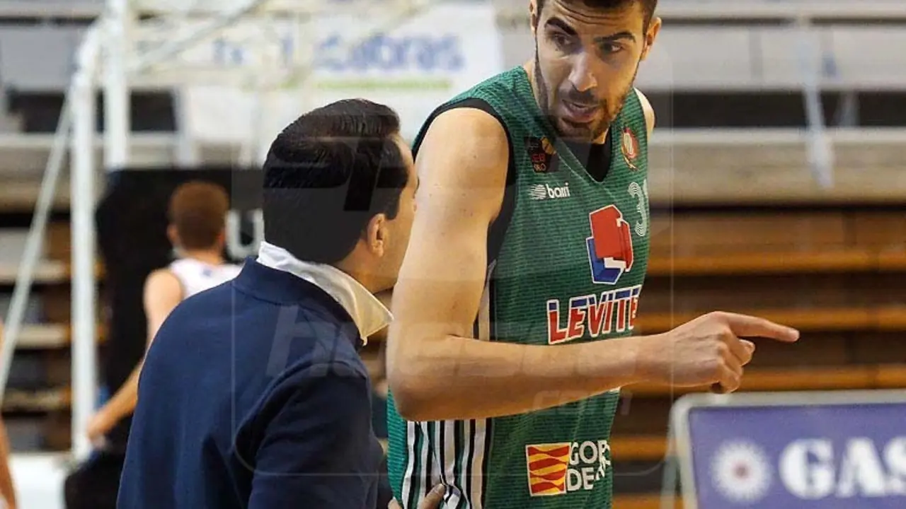 El cuerpo t&eacute;cnico pe&ntilde;ista espera completar la plantilla cuanto antes con un hombre que de descanso a los interiores | Foto: C.Pascual