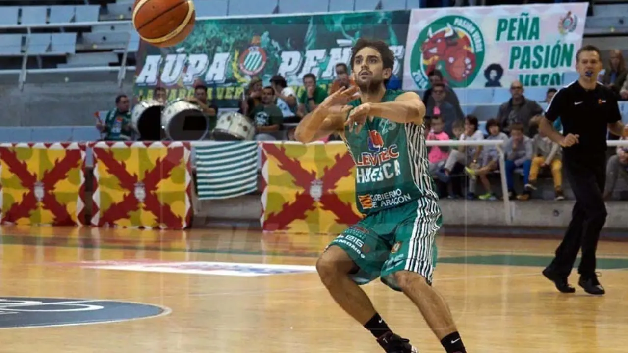 Carles Marzo, con la camiseta pe&ntilde;ista | Foto: Carlos Pascual