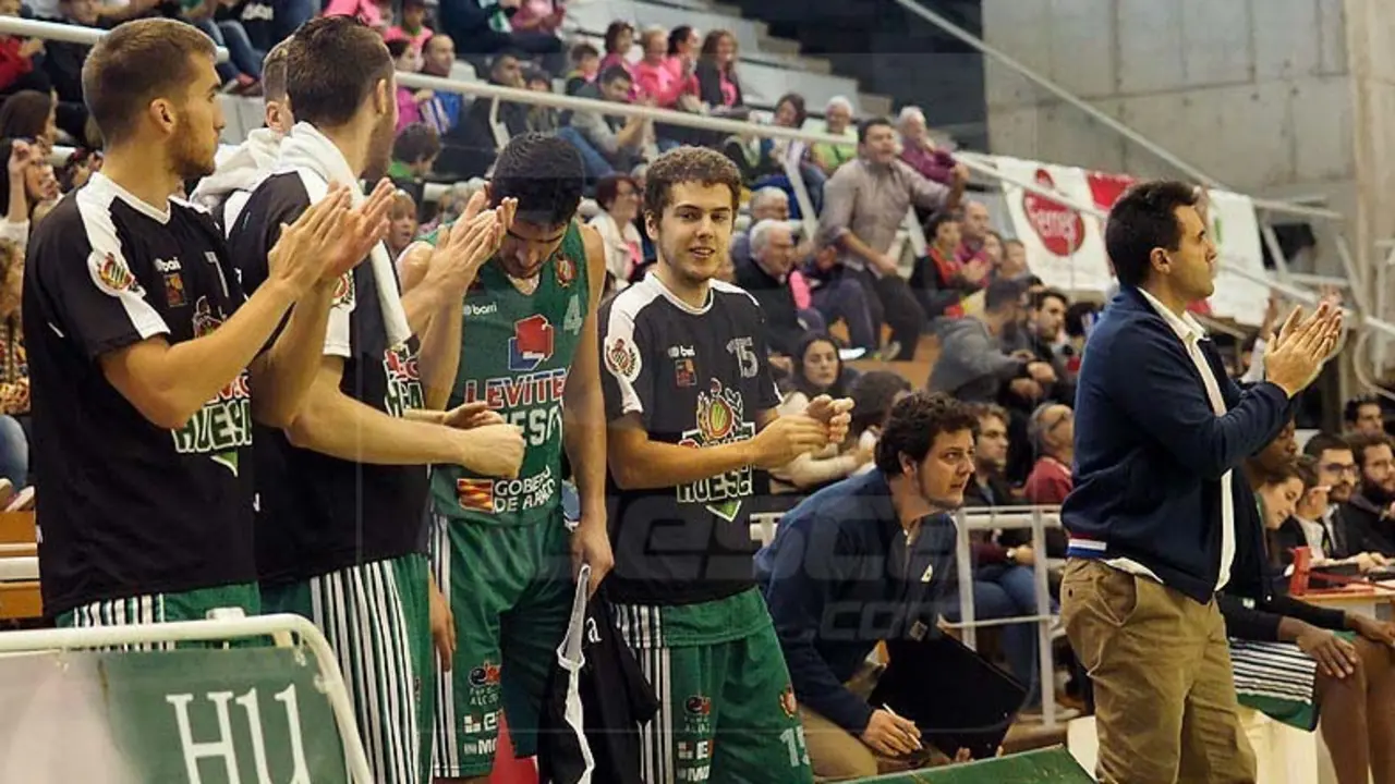 Gran partido de los jugadores pe&ntilde;istas venciendo, ante su p&uacute;blico, al l&iacute;der de la categor&iacute;a | Foto: C.Pascual