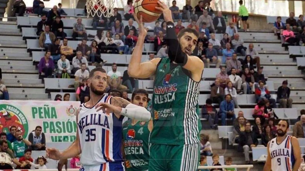 Fontet, en un partido con el Pe&ntilde;as Huesca | Foto: C. Pascual