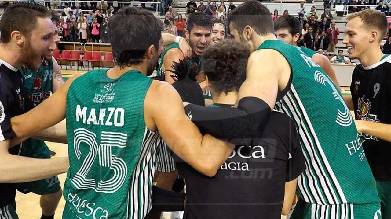 Jugadores pe&ntilde;istas celebran la victoria ante Melilla en el Palacio | Foto: C.Pascual