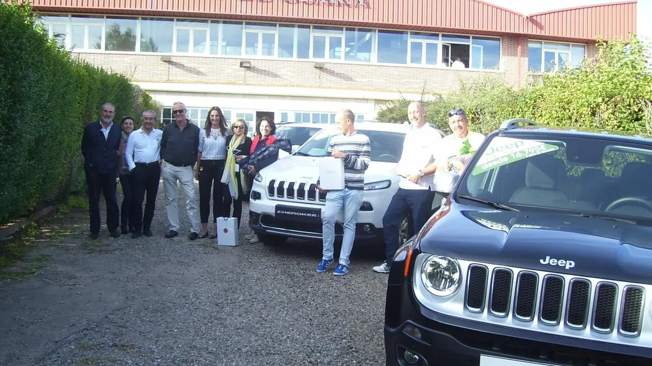 Ganadores del social Golf Guara a las puertas de la entrada al campo. Foto: Golf Guara