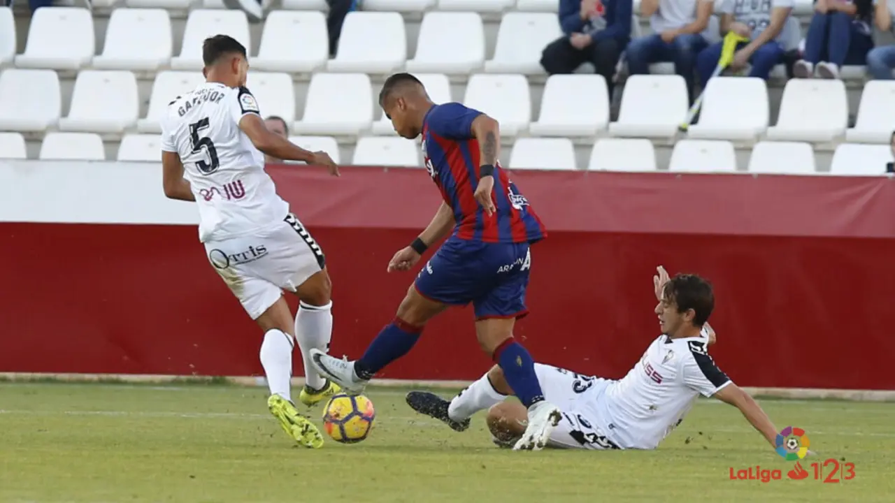 Cucho intenta sortear a dos rivales en el partido del pasado mes de octubre ante el Albacete | Foto: LFP