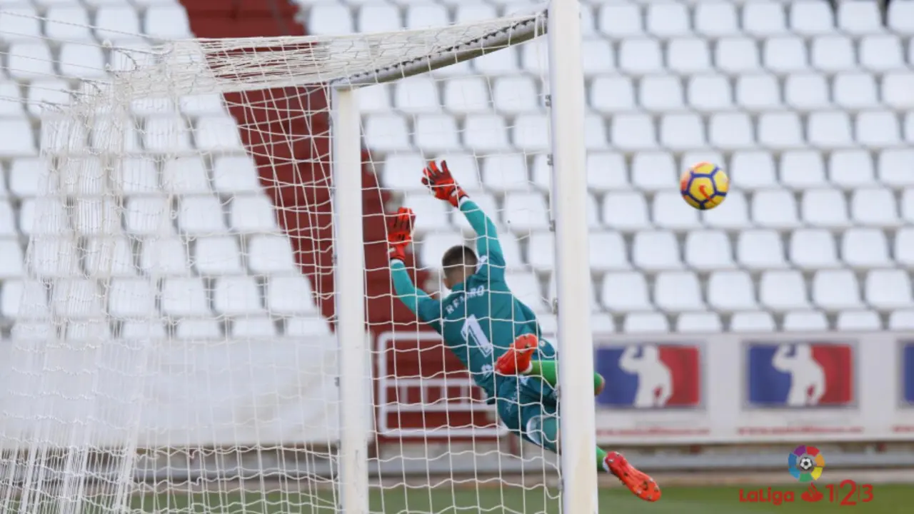 Con sus paradas, Remiro ha contribuido al punto conseguido por el Huesca | Foto: LaLiga