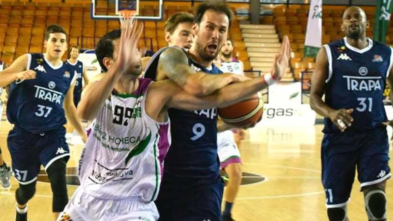 Sergi Pino entra a canasta en un partido de liga | Foto: Palencia Basket