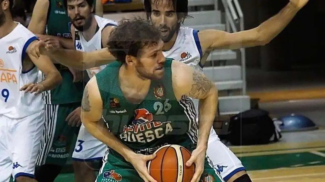 Van Wijk protege el bal&oacute;n en una imagen de archivo. Foto: C.Pascual