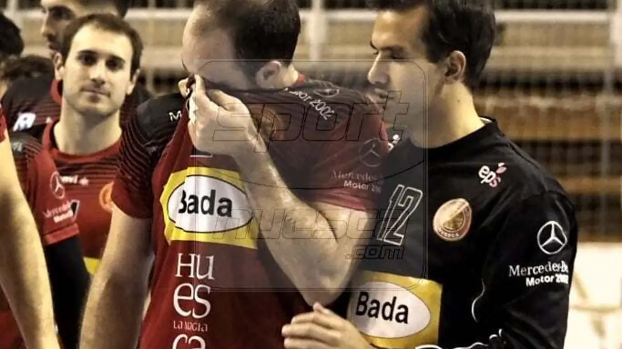 Teixeira se retira apesadumbrado tras errar el siete metros junto a Jorge Garc&iacute;a. Foto: C. Pascual