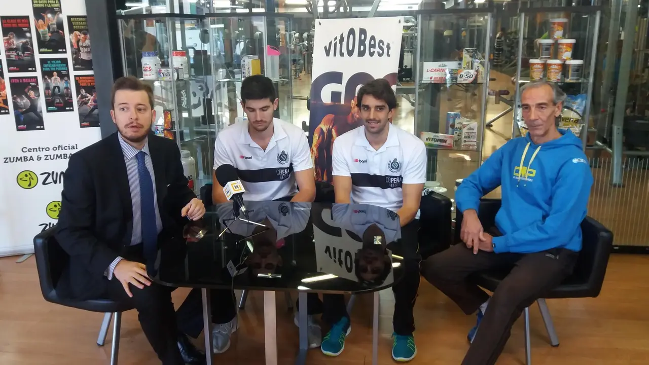 Marzo y Sans en su presentaci&oacute;n como jugadores del Levitec Huesca en el gimnasio Alameda. Foto: Sporthuesca