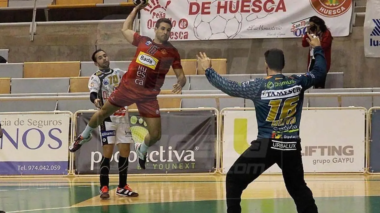 Adri&agrave; P&eacute;rez gana la posici&oacute;n y se dispone a lanzar en el partido contra Puente Genil. Foto: C.Pascual