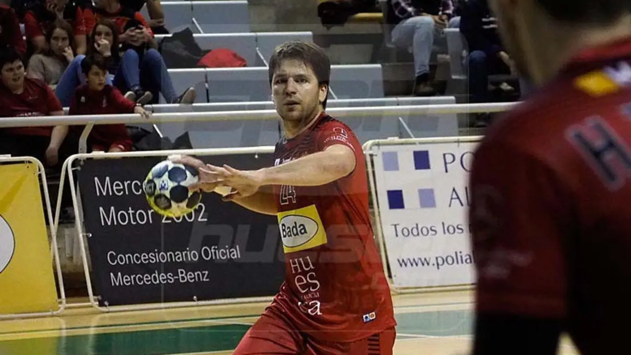 Javi Ari&ntilde;o, con la redonda, en un partido contra Puente Genil. Foto: C. Pascual