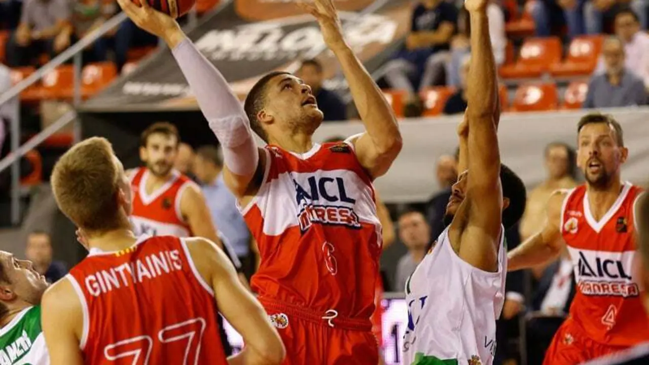 Lundberg lanzando ante la mirada de Gintvainis y Trias | Foto: FEB