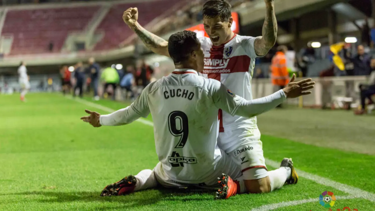 'Cucho' celebra un gol junto a 'Chimy' en el Mini Estadi | Foto: LFP