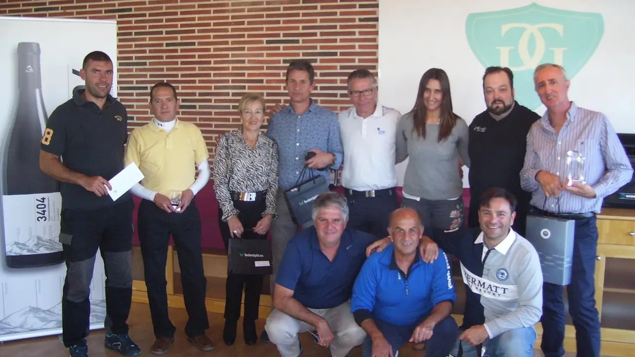 En la imagen ganadores del &uacute;tlimo torneo de la Liga Golf Guara con algunos patrocinadores. Foto: Golf Guara
