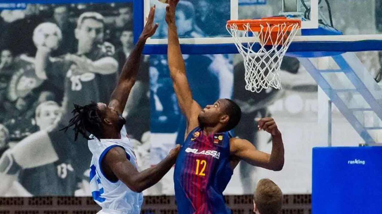 Herun y Diagne, en la foto, intentar&aacute;n dominar en la zona el rebote | Foto: FEB