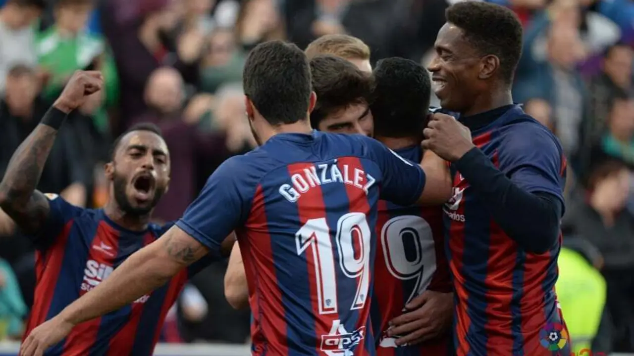 Akapo (izquierda) celebra uno de los goles del Huesca contra el Tenerife | Foto: LaLiga