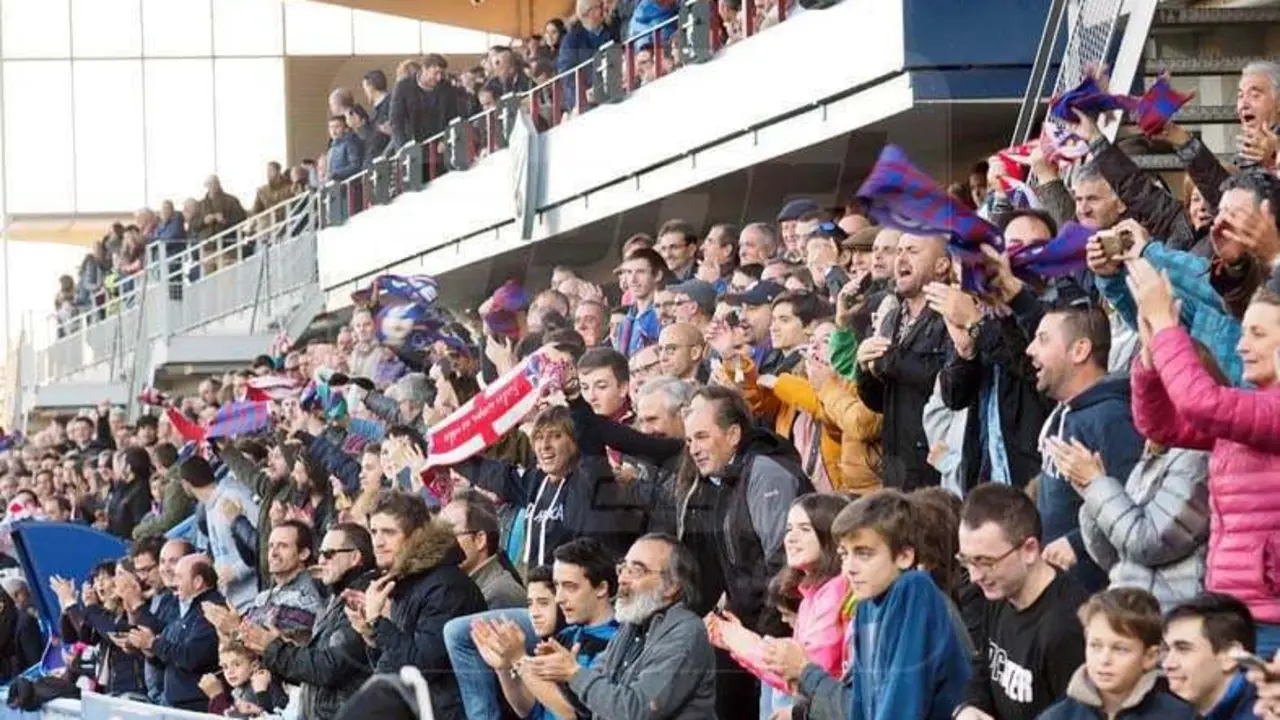 La afici&oacute;n deseosa de que llegue el estreno liguero en Primera Divisi&oacute;n | Foto: C.Pascual