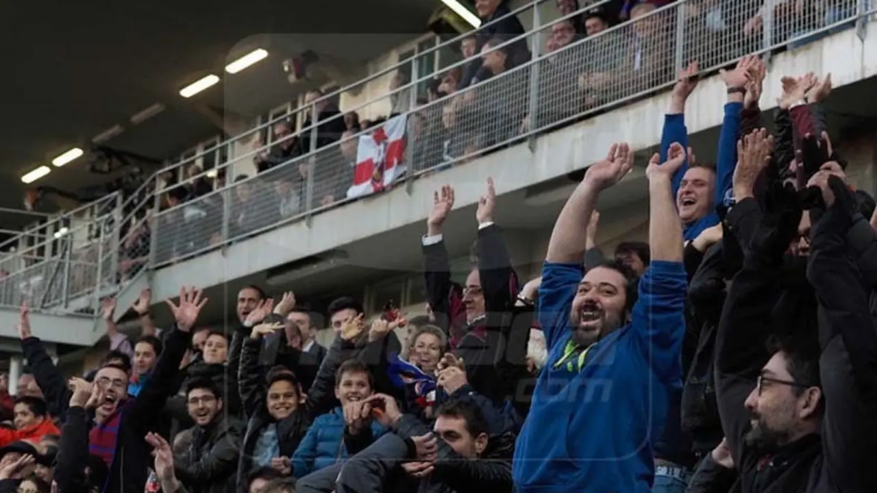 La afici&oacute;n de la SD Huesca disfruta como nunca en El Alcoraz con las actuaciones de su equipo | Foto: C.Pascual