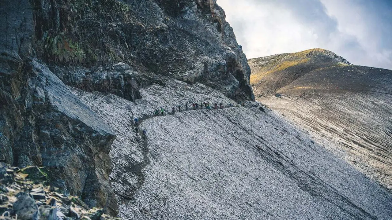 Los aventureros de la Trans-Nomad, en la edici&oacute;n de este a&ntilde;o, por uno de los espectaculares paisajes de la prueba. Foto: Trans-Nomad