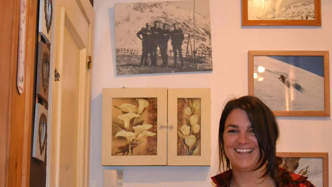 Ione Gangoiti posa delante de algunas fotos que son parte de la historia del esqu&iacute; en Arag&oacute;n. Foto: Sporthuesca